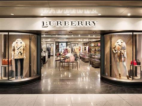 chiude burberry roma|Roma, chiude la boutique di Burberry in via Condotti: affitto .